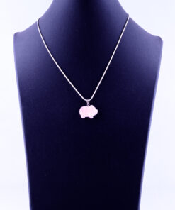 Rozenkwarts hanger varken aan zilveren ketting